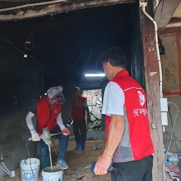 ▲롯데케미칼(주)기초소재 여수공장 '사랑의 집수리' 현장