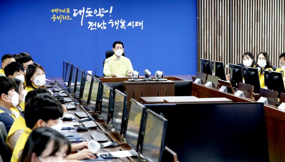 ▲ 김영록 전라남도지사가 31일 도청 재난안전상황실에서 제5호 태풍 송다(SONGDA) 북상으로 인한 호우특보 비상1단계 상황 근무자들을 격려하고 “재산과 인명피해가 발생하지 않도록 태풍 대비 피해 예방 활동에 총력을 다할 것”을 당부하고 있다.