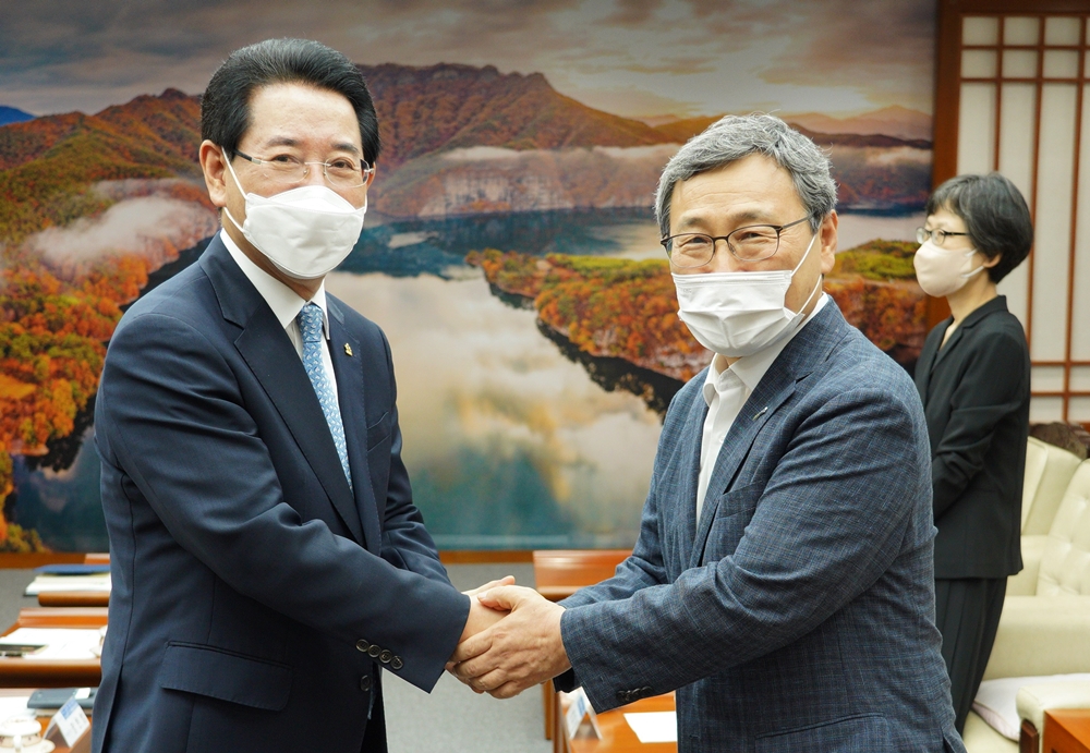 ▲ 정근식 진화위 위원장과 김 지사가 2일 도청에서 협력을 약속했다.