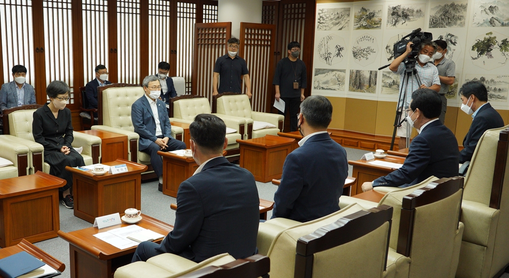 ▲ 정근식 진화위 위원장과 김 지사가 2일 도청에서 협력을 약속했다.