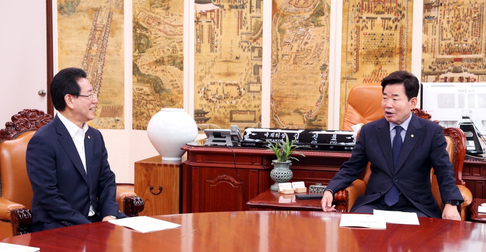 ▲ 김진표 의장을 만난 김영록 도지사