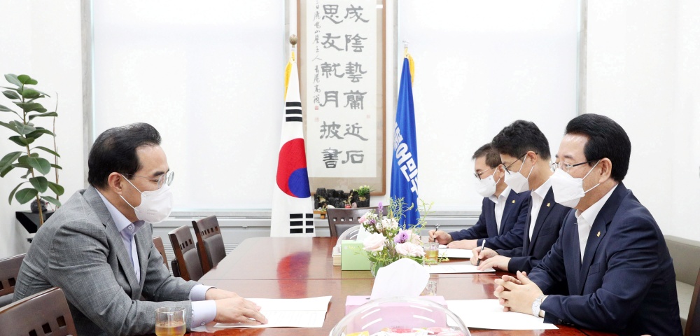 ▲ 김 지사가 박홍근 민주당 원내대표에게 현안 건의하고 있다.