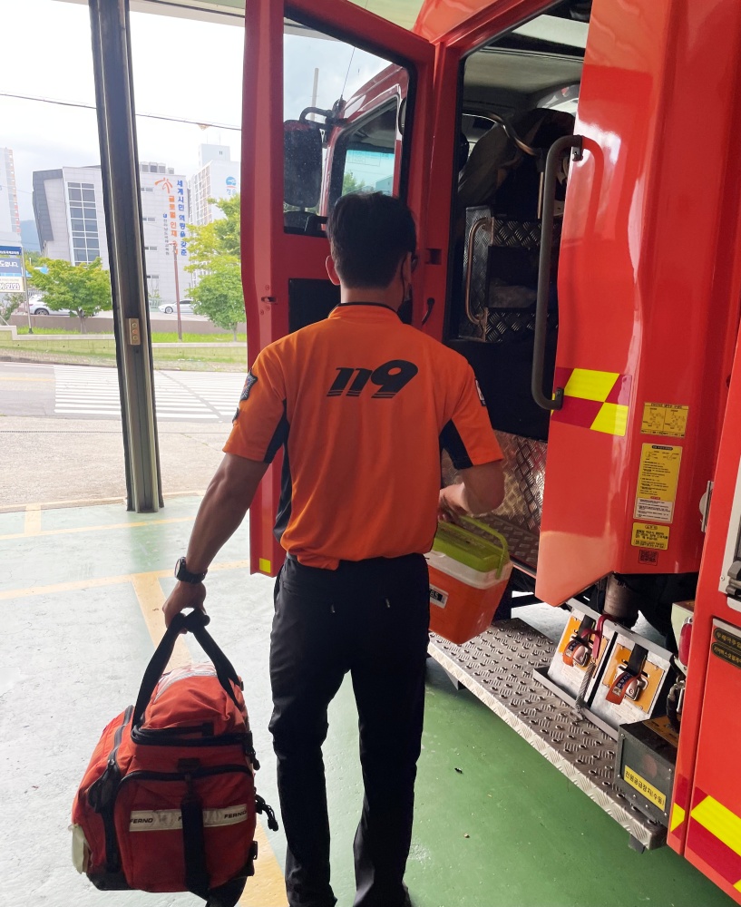 ▲ 온열질환자 발생 신고를 받고 출동하는 구급대원