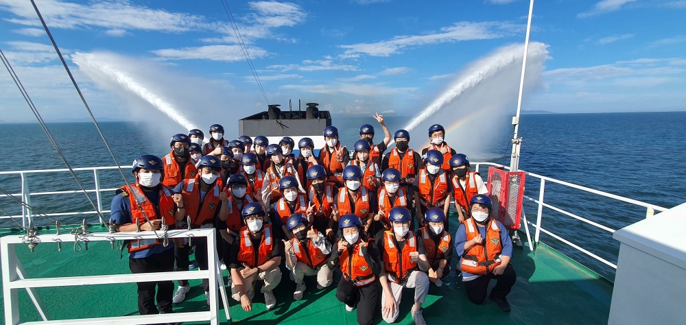 ▲ 체험 참여자들이 단체사진을 찍고 있다.