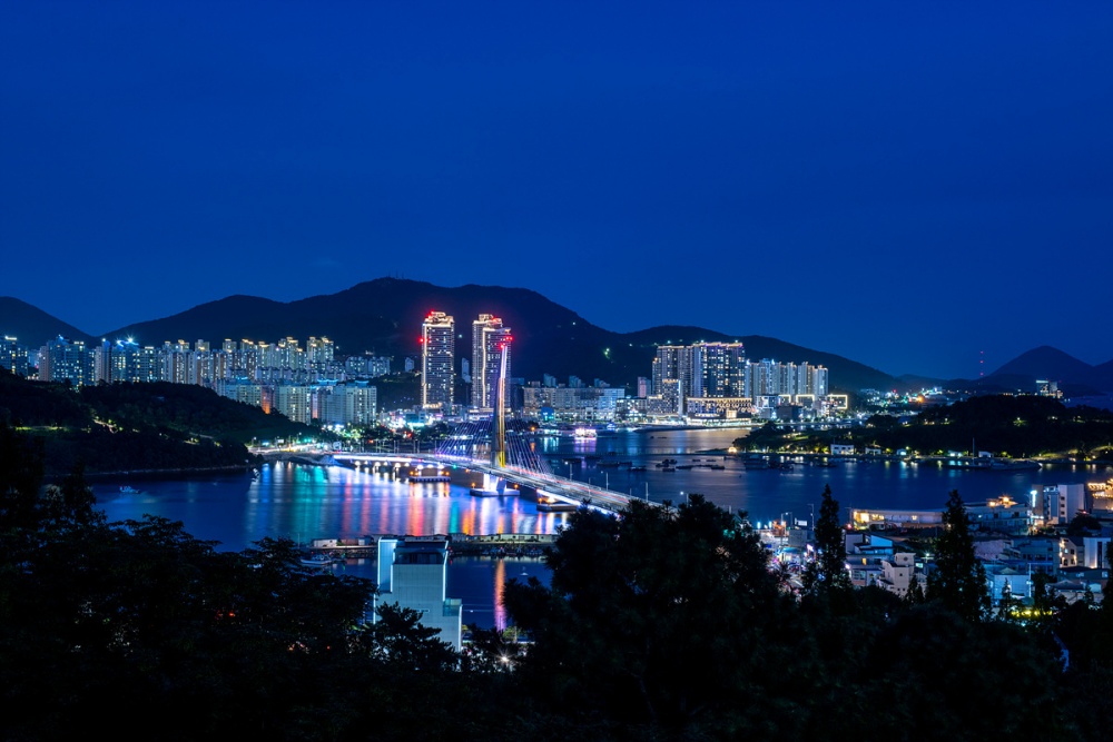 ▲ 조명 점등한 선소대교