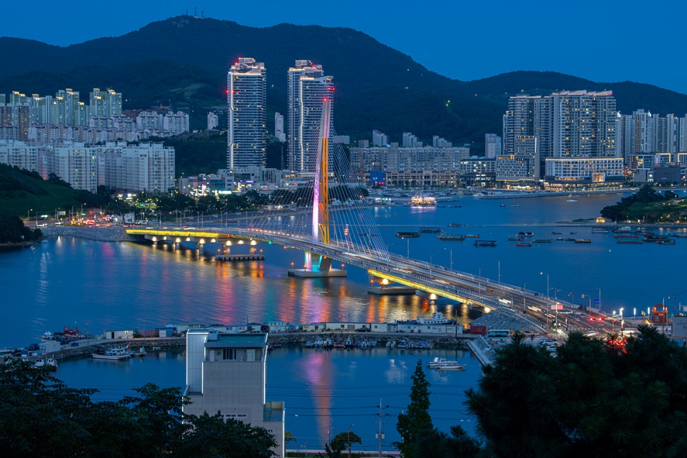 ▲ 조명 점등한 선소대교