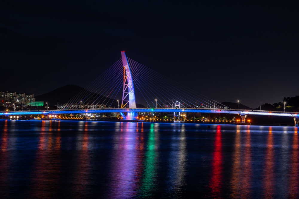 ▲ 조명 점등한 선소대교