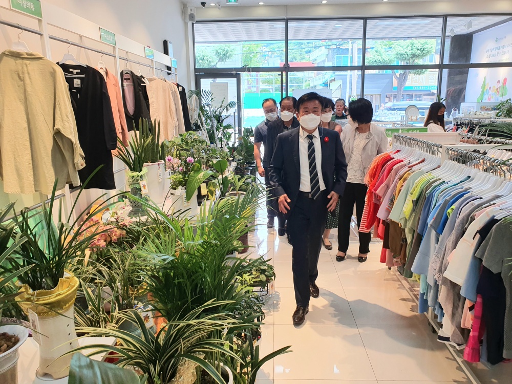 ▲ 취임축하화분판매가 진행되는 아름다운가게 쌍봉점