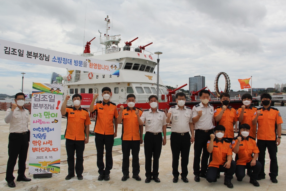 ▲ 김조일 전남소방본부장이 만성리해수욕장의 119수상구조대를 방문했다.