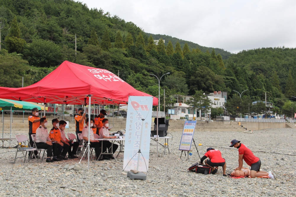 ▲  김조일 전남소방본부장이 만성리해수욕장의 119수상구조대를 방문했다.
