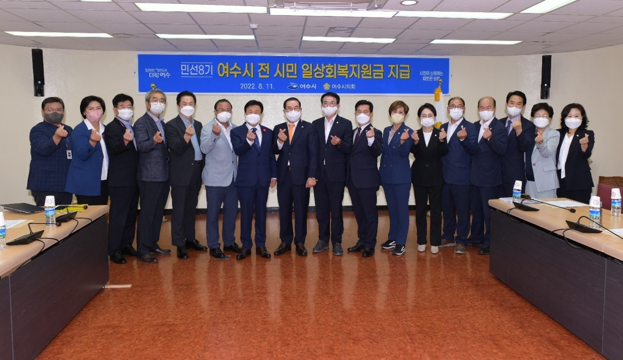 ▲ 정기명 시장과 김영규 시의장, 여수시의원이 기념사진을 찍고 있다.