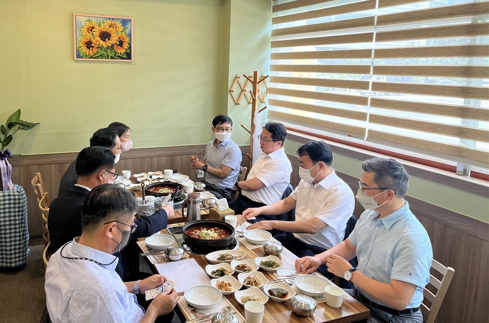 ▲착한가격업소를 이용하는 문금주 행정부지사