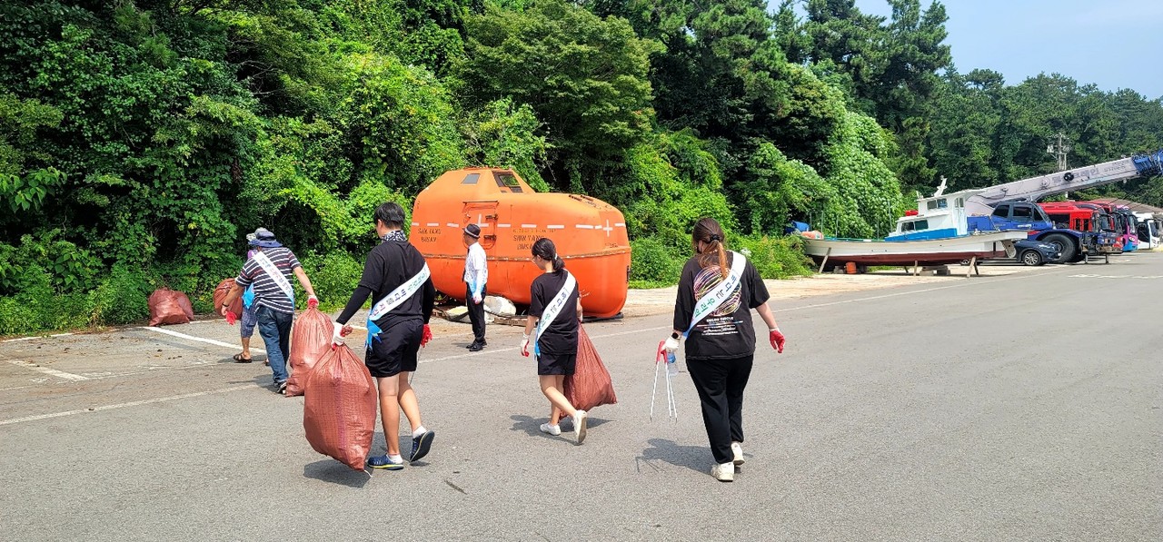 ▲봉사활동 중인 전국민해양안전봉사단 동부지회 여수지회 
