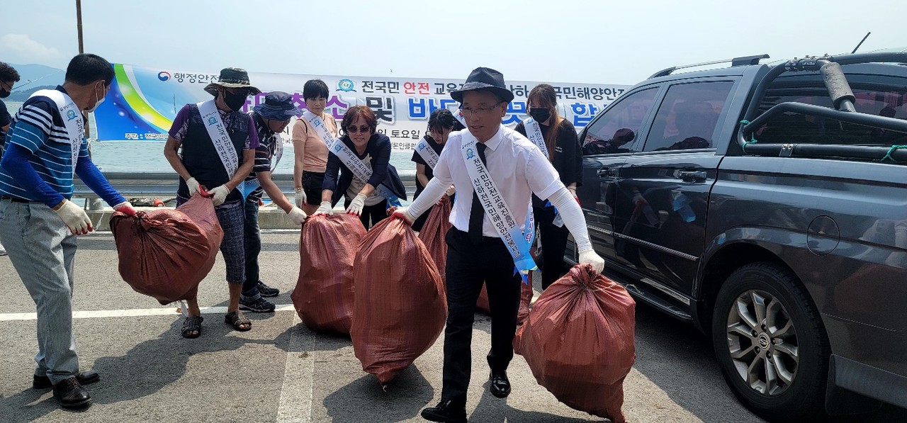 ▲ 수거한 쓰레기를 들고 이동하고 있다.