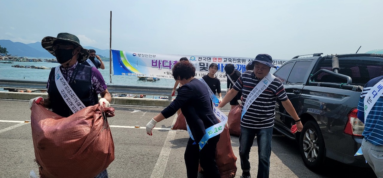 ▲ 쓰레기 수거 모습