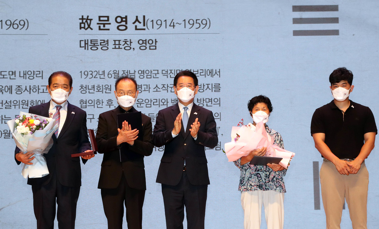 ▲ 독립유공자 유가족에게 애족장과 대통령표창을 수여했다.