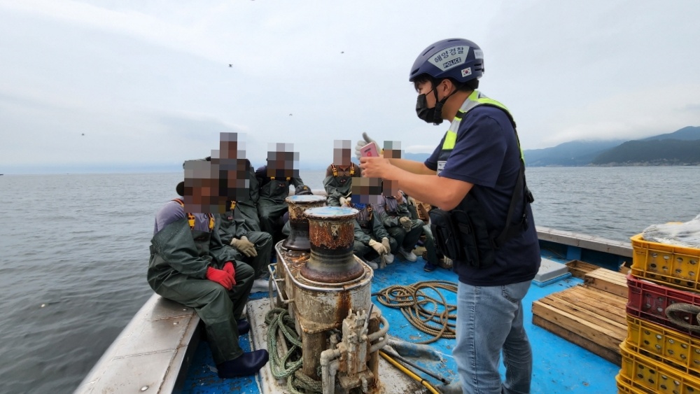 ▲ 해기사 면허 없이 정치망 어장관리를 해온 선장과 선원이 적발됐다.