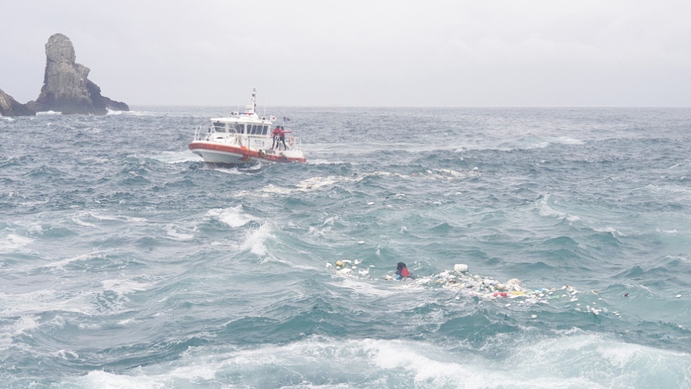 ▲ 갯바위 낚시객 구조하는 여수해경