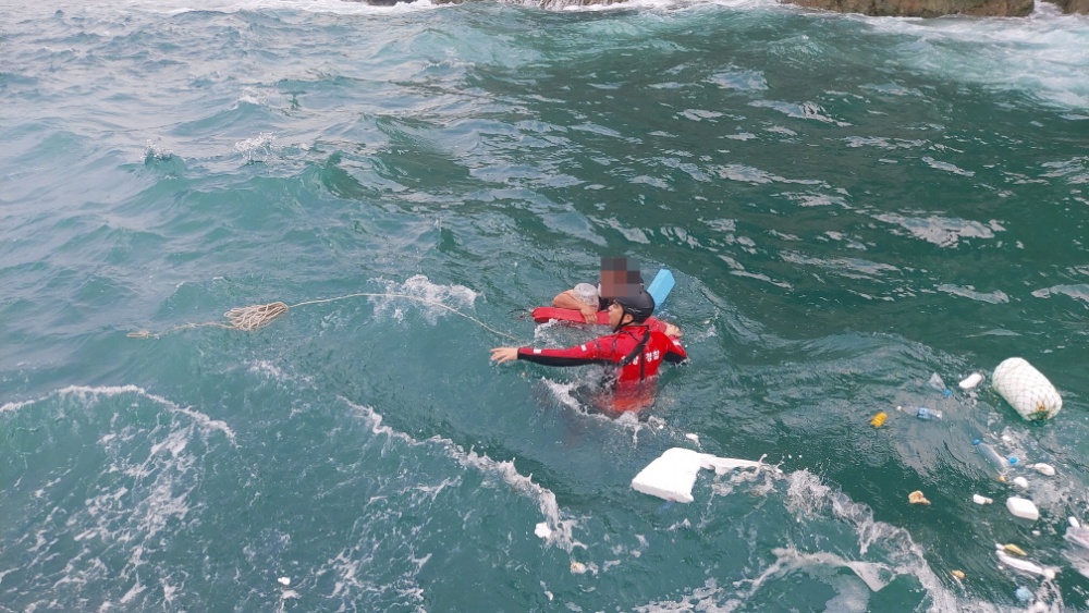 ▲ 갯바위 낚시객 구조하는 여수해경