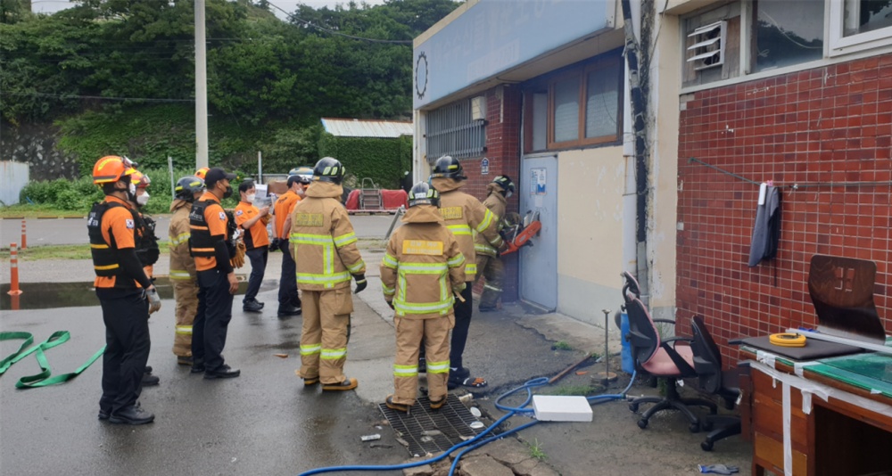 ▲  화재진압대원들이 숙달훈련을 실시했다.