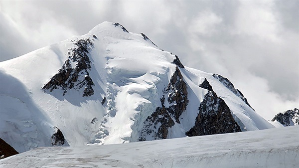 ▲타왕복드에서 가장 높은 산인 호이텡산(4374m) 모습으로 전문산악인들만 등정이 가능한 산이다. 몽골 최고봉이기도 하다.  ⓒ오문수