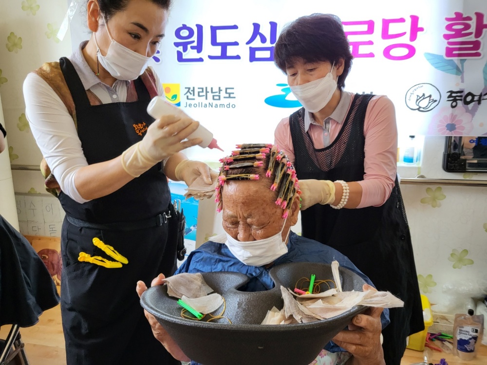 ▲ 안도경로당 어르신들께 미용서비스를 제공하고 있다.