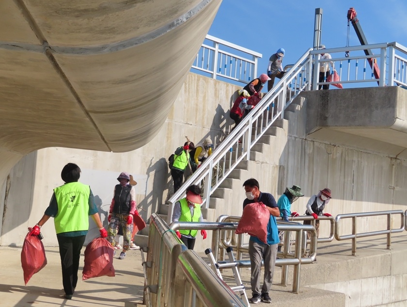 ▲ 여수해수청이 소속된 전남동부 해양환경지킴이 협의회가 오동도 방파제에 버려진 쓰레기를 치우고 있다.