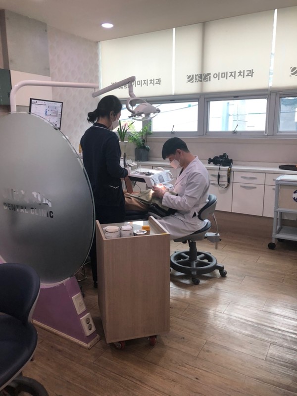 ▲ 치과 치료를 받고 있는 청소년