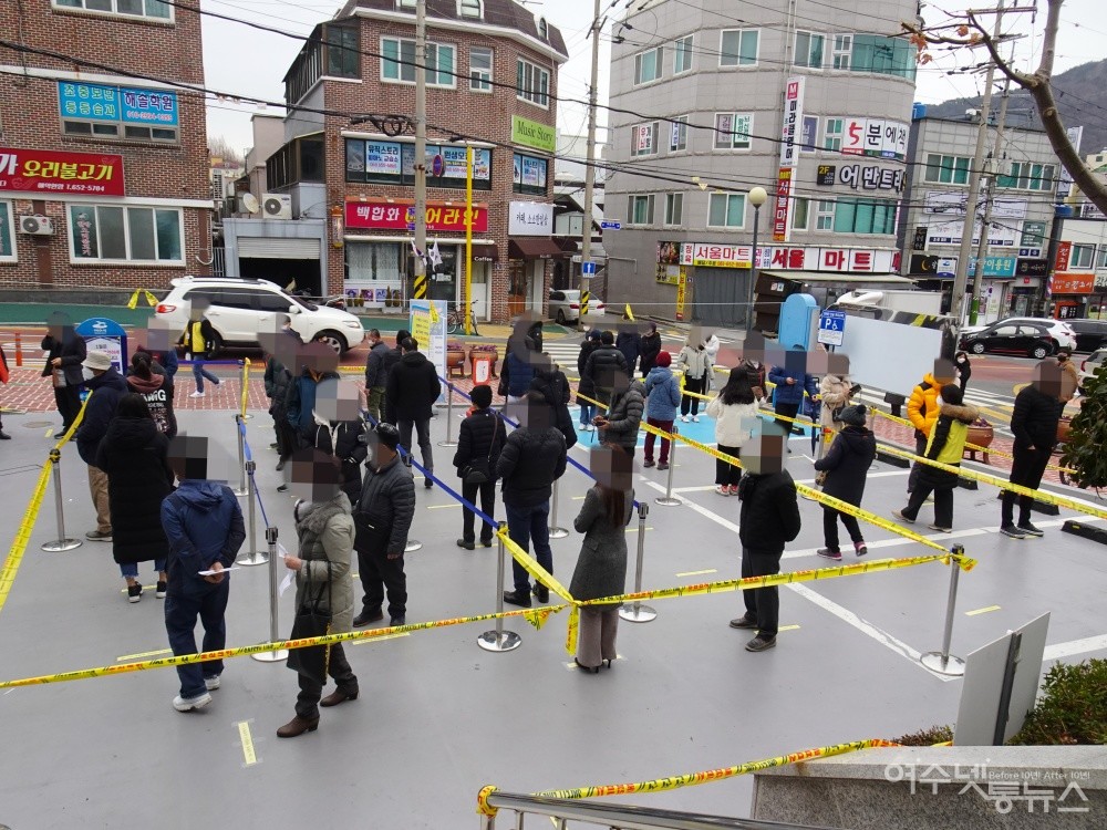 ▲ 지난 1월 문수동주민센터 앞 일상회복지원금을 지급받으려는 시민들이 줄을 서 있다.