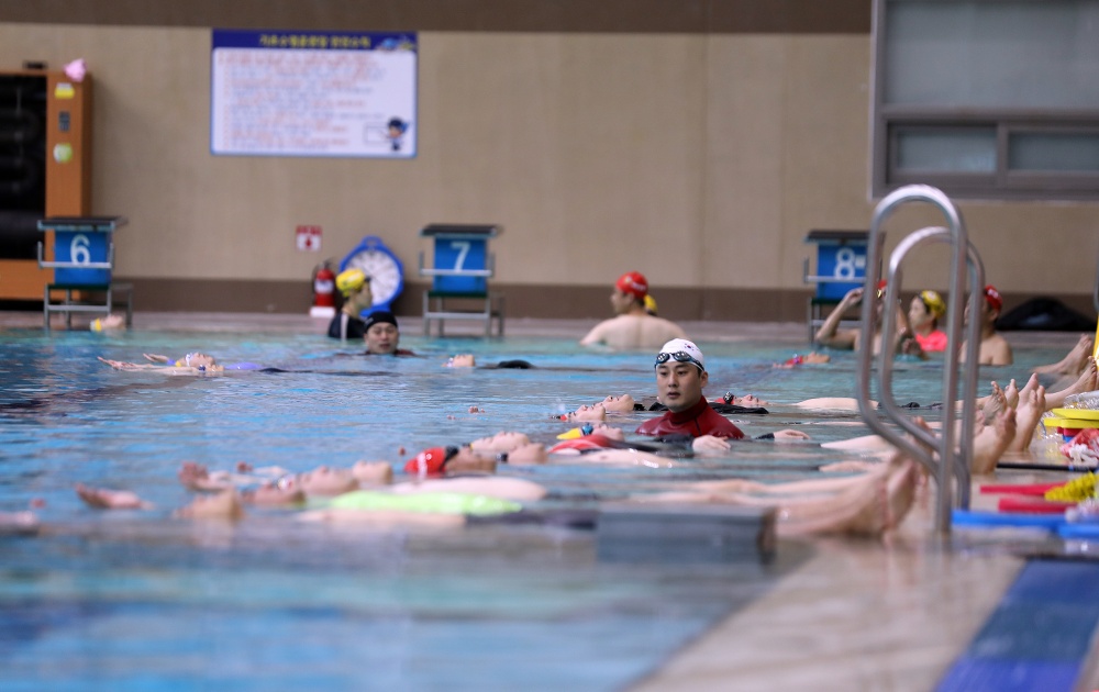 ▲ 초등교원 대상 생존 수영 지도역량 강화 직무연수 모습