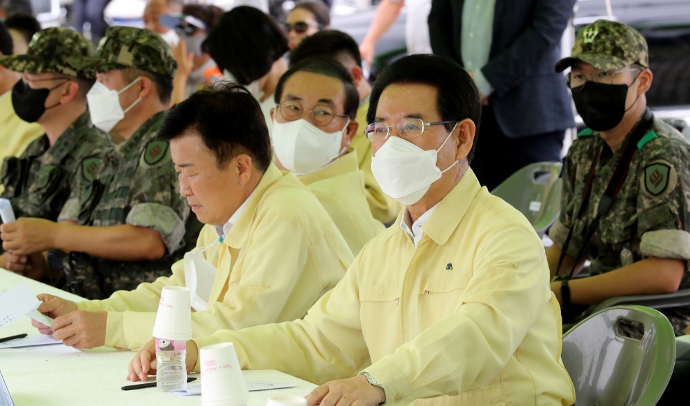 ▲ 김영록 전라남도지사가 23일 오후 여수세계박람회장 일원에서 열린 ‘2022 을지연습 여수항만 화생방 드론 테러 대응 실제훈련’ 현장을 참관했다.