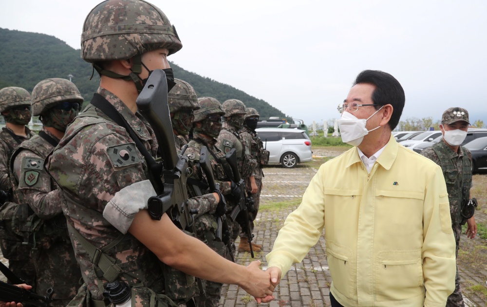 ▲김영록 전라남도지사가 23일 오후 여수세계박람회장 일원에서 열린 ‘2022 을지연습 여수항만 화생방 드론 테러 대응 실제훈련’ 현장을 참관하고 훈련을 마친 군 관계자들을 격려하고 있다.