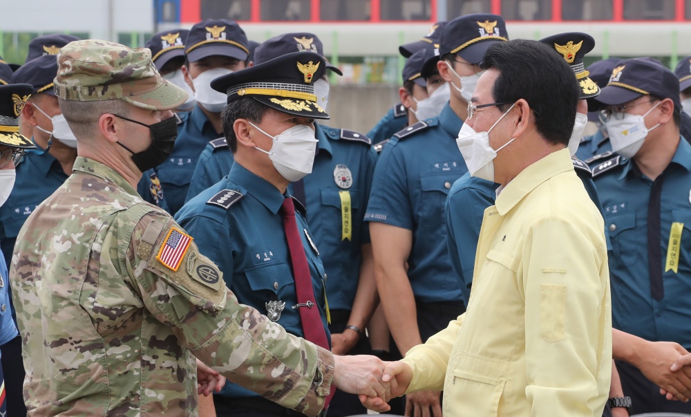 ▲ 김영록 전라남도지사가 23일 오후 여수세계박람회장 일원에서 열린 ‘2022 을지연습 여수항만 화생방 드론 테러 대응 실제훈련’ 현장을 참관하고 훈련을 마친 군 관계자들을 격려하고 있다.