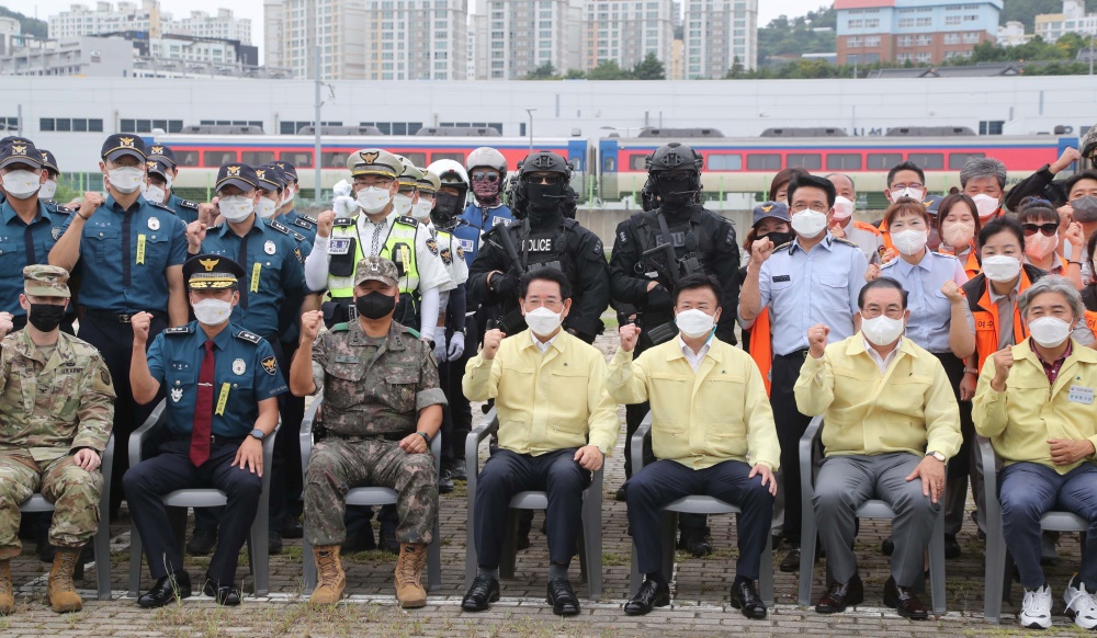 ▲ 김영록 전라남도지사가 23일 오후 여수세계박람회장 일원에서 열린 ‘2022 을지연습 여수항만 화생방 드론 테러 대응 실제훈련’ 현장을 참관하고 훈련을 마친 민·관군 관계자들과 파이팅을 외치고 있다.