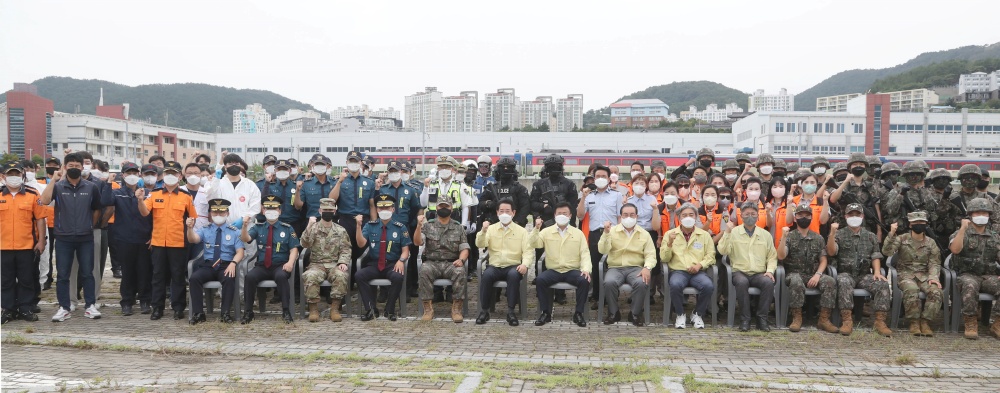 ▲ 김영록 전라남도지사가 23일 오후 여수세계박람회장 일원에서 열린 ‘2022 을지연습 여수항만 화생방 드론 테러 대응 실제훈련’ 현장을 참관하고 훈련을 마친 민·관군 관계자들과 파이팅을 외치고 있다.