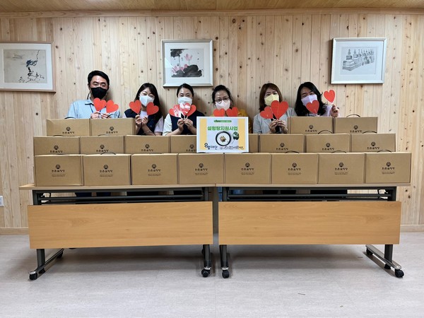 ▲ 우양재단의 먹거리지원사업 설렁탕세트 기관 수령 모습