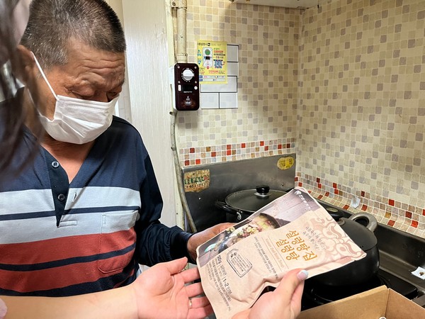 ▲ 직접 가정방문을 통해 국에 대한 조리방법 등 안전한 취식방법 안내