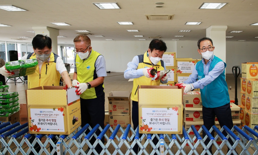 ▲ 선물세트를 포장 중인 GS칼텍스 관계자와 정기명 여수시장