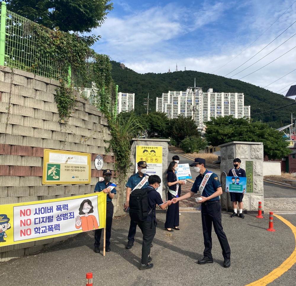 ▲ 여수경찰이 구봉중학교 앞에서 등교길 캠페인을 실시하고 있다.