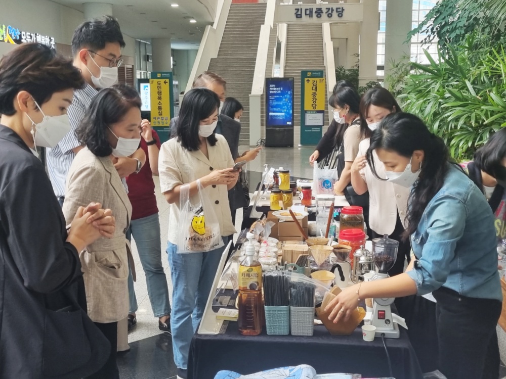 ▲ 노인일자리생산품을 판매하는 은빛장터