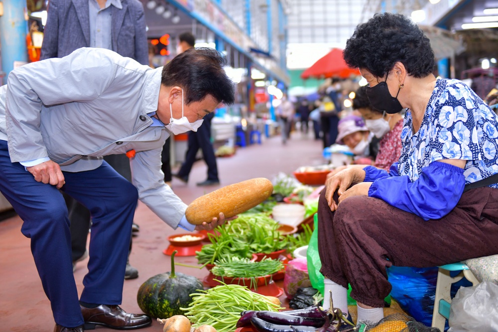 ▲ 정기명 여수시장이 상인들을 격려하고 소통 행보를 이어갔다.