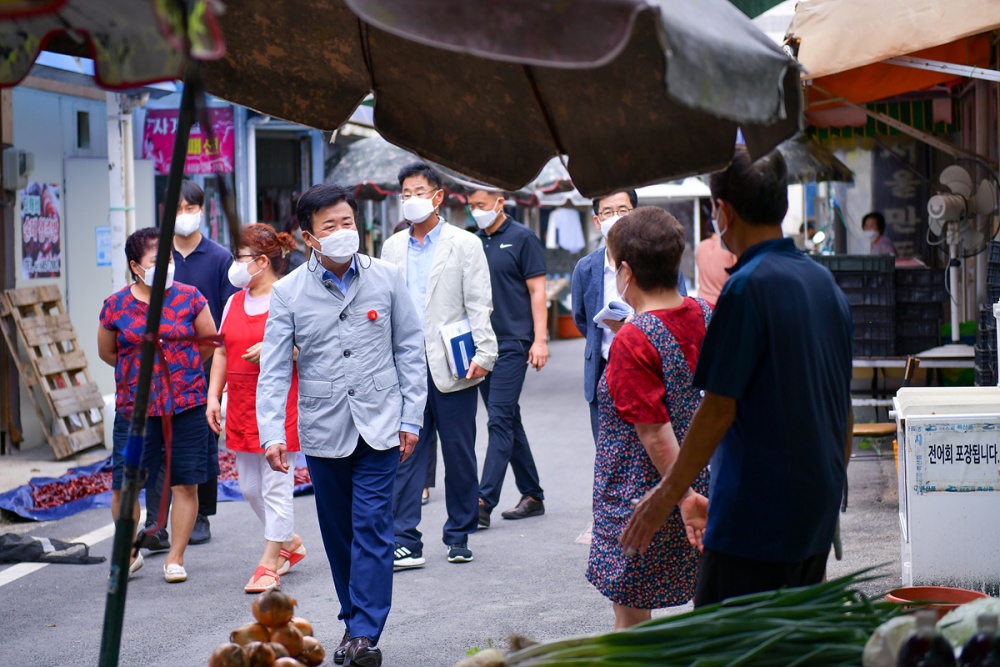 ▲ 정기명 여수시장이 상인들을 격려하고 소통 행보를 이어갔다.