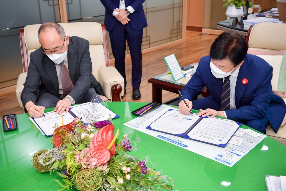 ▲ 해상이동형 해수담수화 플랜트 시범사업을 위한 업무협약 체결 모습