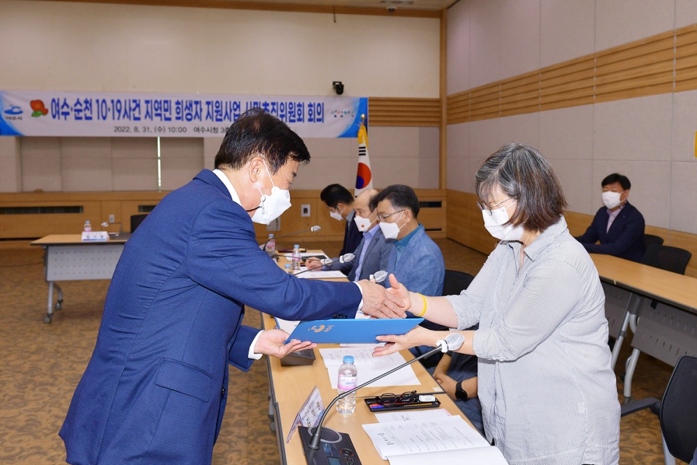 ▲ 김미경 추진위원과 인사를 하는 정기명 시장