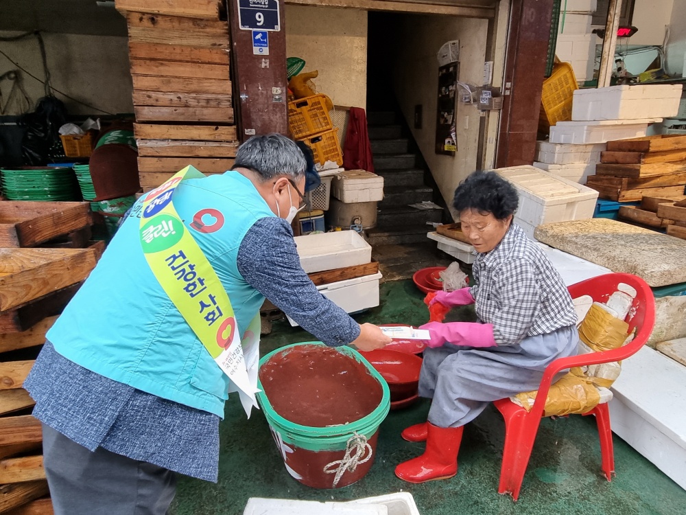 ▲ 안내자료 전달 모습