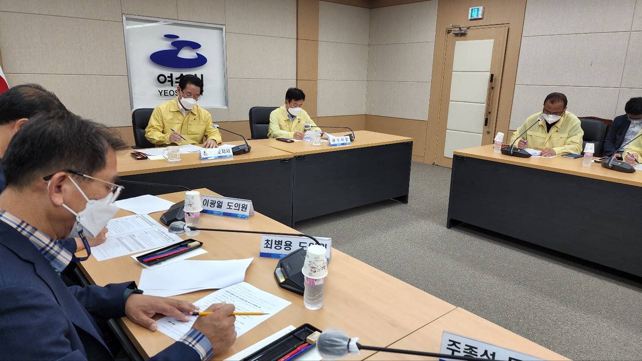 ▲ 김영록 전남도지사가 3일 오전 여수시를 방문해 태풍 대비상황에 대한 보고를 받고 있다.