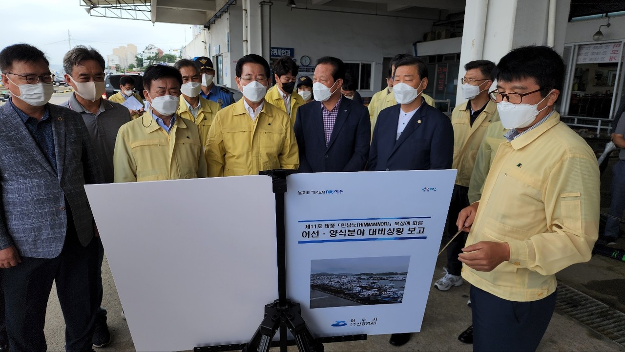 ▲ 김영록 전남도지사와 정기명 여수시장이 여수 국동항을 방문해 어선 대피와 양식분야 대비 상황 등에 대한 현장 점검을 이어갔다.