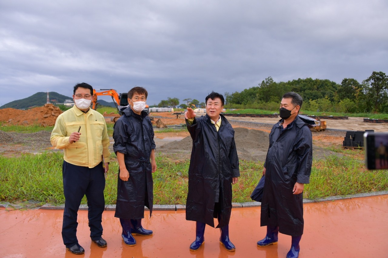 ▲남산공원 공사현장 점검하는 정기명 시장