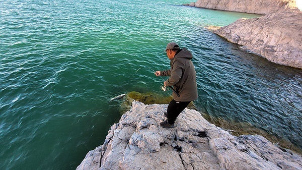 ▲ 몽골 가이드 저리거씨가 호수에서 고기를 잡아 올리고 있다  ⓒ 오문수