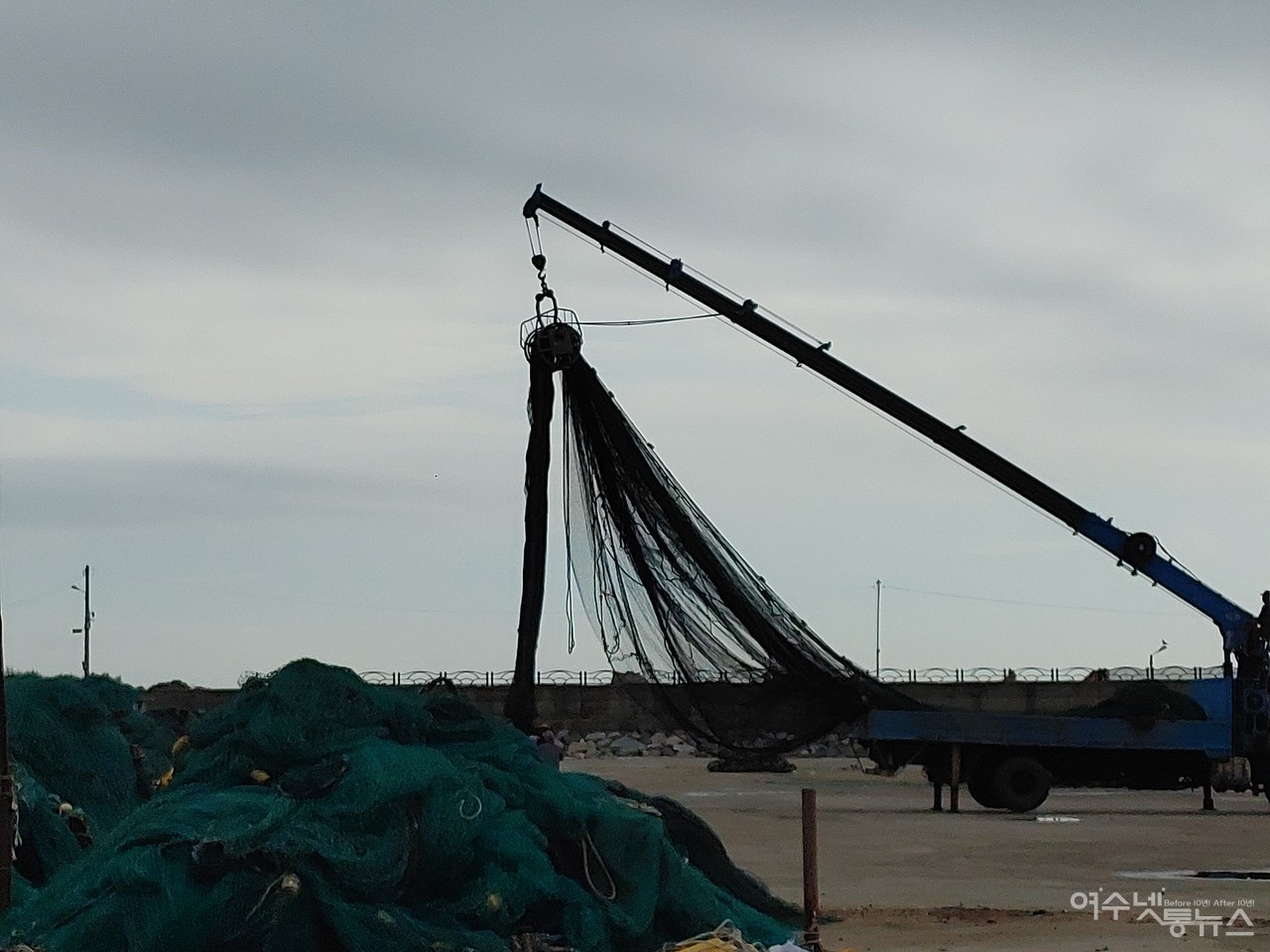 ▲ 어부들이 역대급 태풍을 앞두고 어구를 옮기는 모습 ⓒ심명남